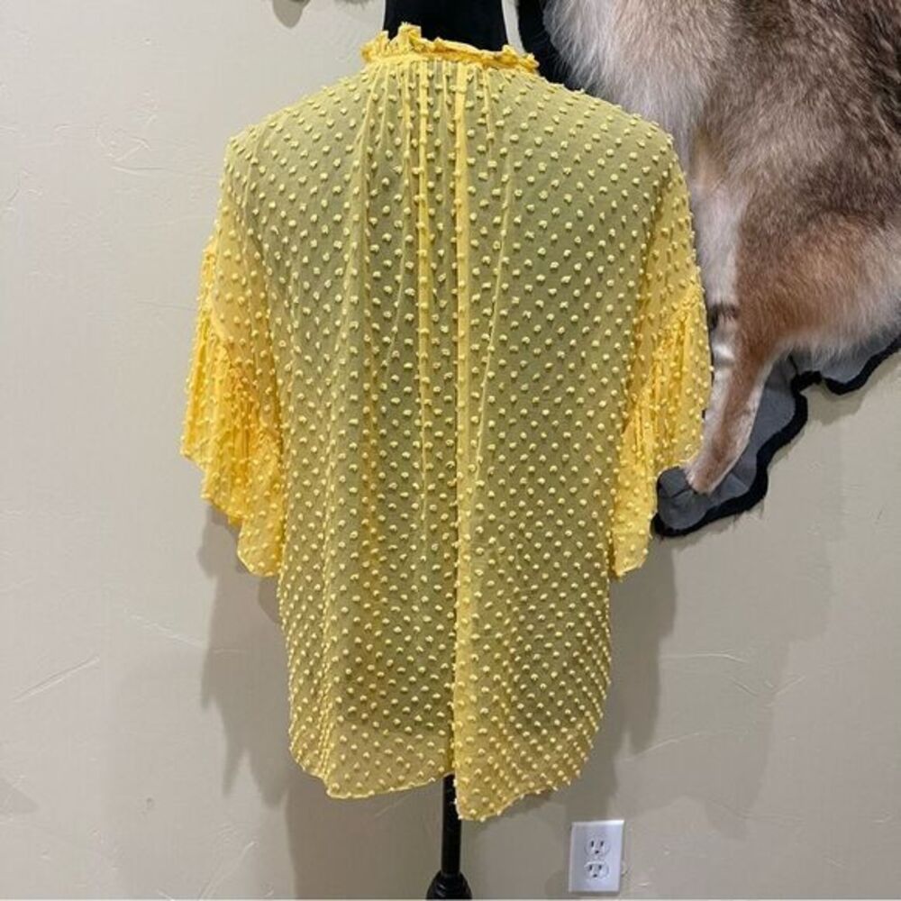 ALICE + OLIVIA Medium Julius Yellow Sheer Dot Dobby Ruffle Short Sleeve Blouse - Picture 2 of 5